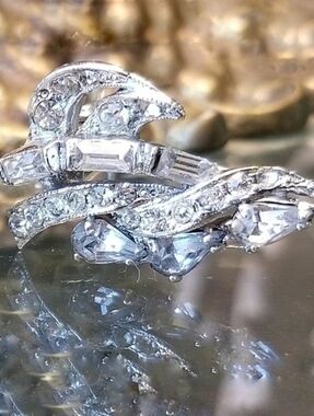 Vintage Art Deco Leaf Shape Swirl Crystal Pave Earrings Estate Jewelry
